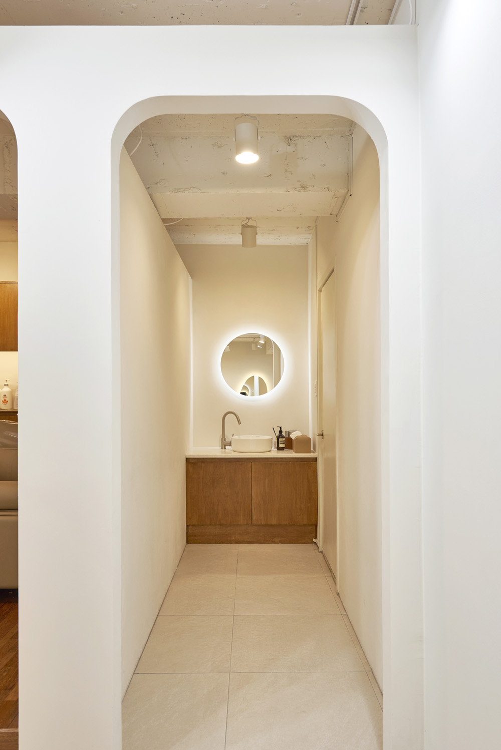 27 平米现代美容院，极简白色与温暖木调的精致空间-14