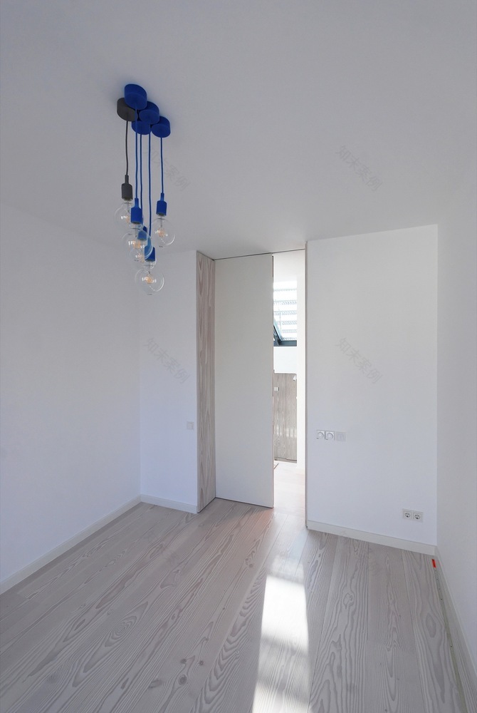 罗马尼亚四口之家垂直住宅,自然材料与光影共舞-59