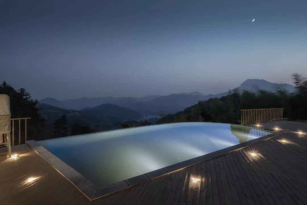 民宿设计，不论是重建或扩建、运用设计的加法或减法、还是采用在地材料，不仅能使荒废破旧的乡下老宅焕然一新，也能重塑一方水土。-72