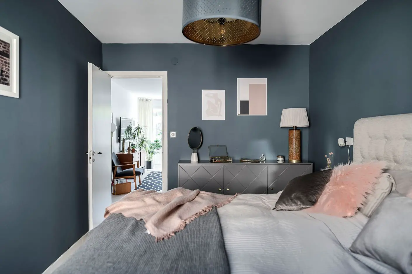 60 年代瑞典公寓里的深色 velvet sofa 和 Scandinavian 设计-18