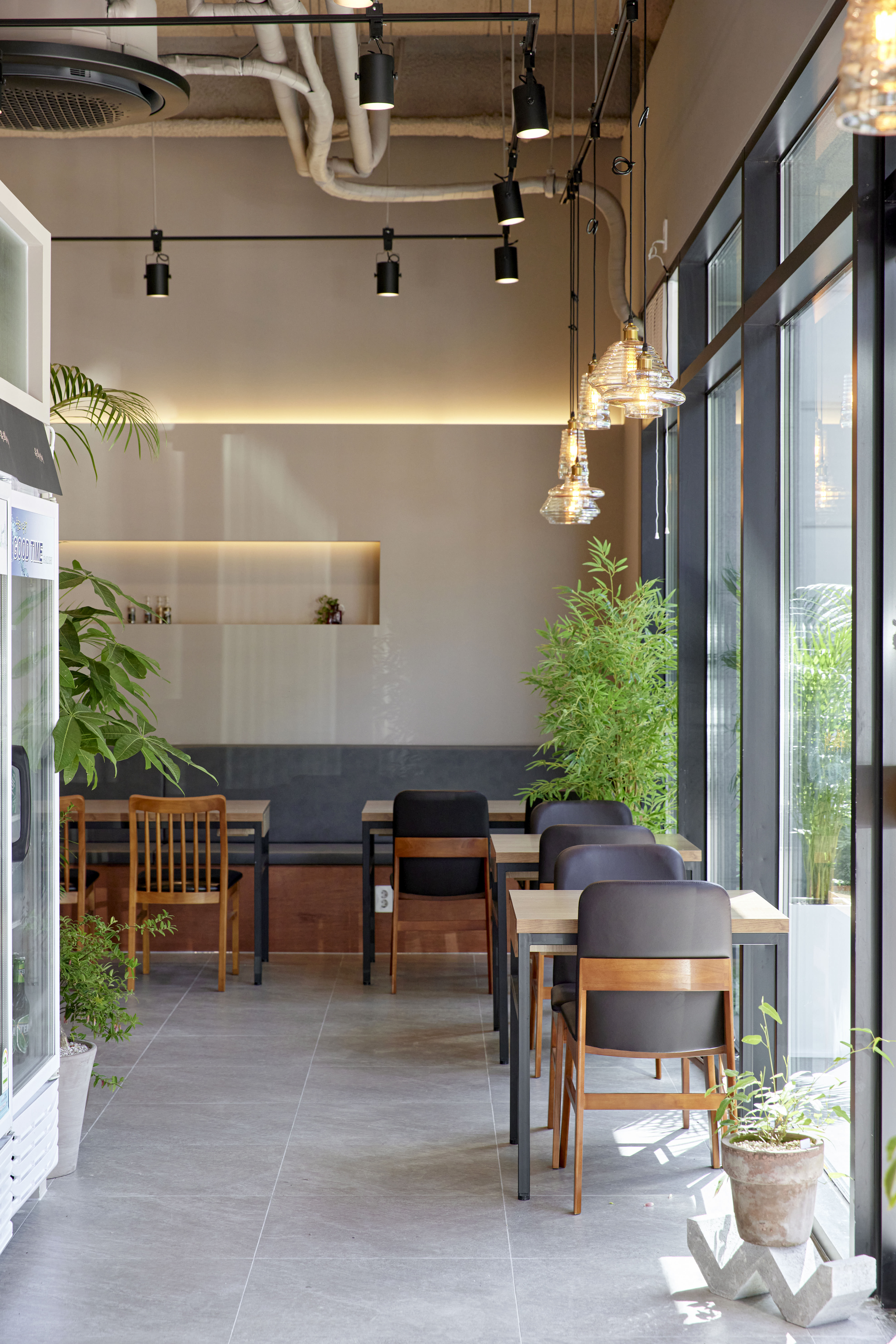 极简主义的雅致空间 | 某知名设计师的 20 平米肉铺设计-8