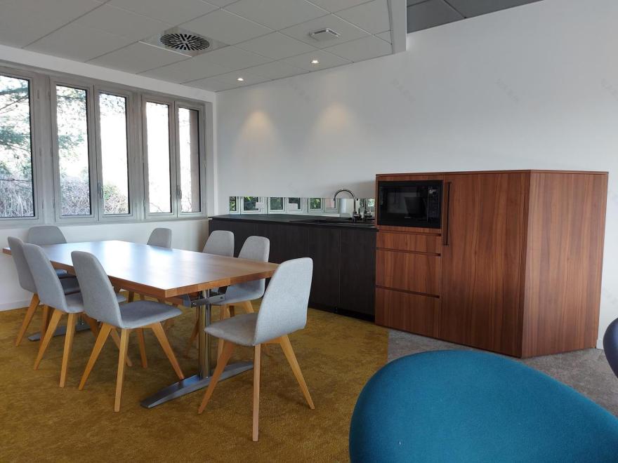 马赛某电信公司办公室服务接待区装修项目丨法国马赛-23