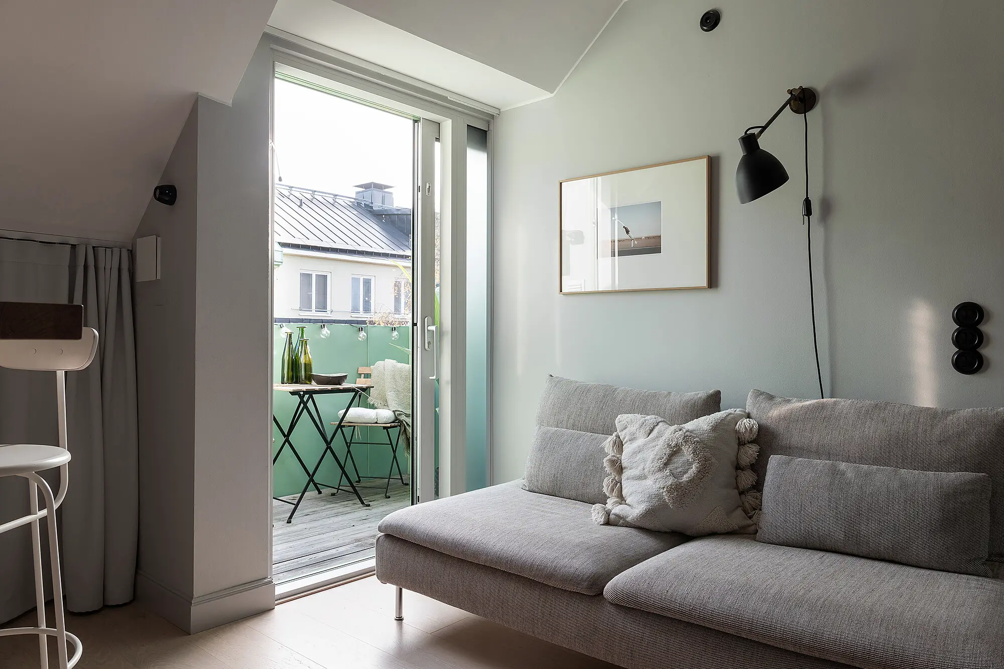 瑞典百年建筑的迷你复式公寓设计-5