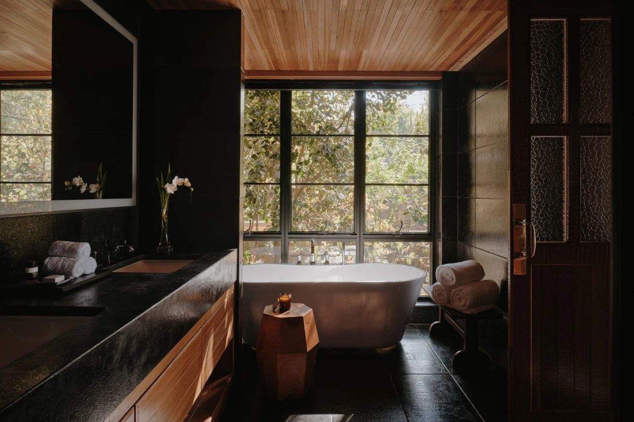 在洱海边爆红后，八旬用12年造伙山酒店，一砖一石皆用情-35