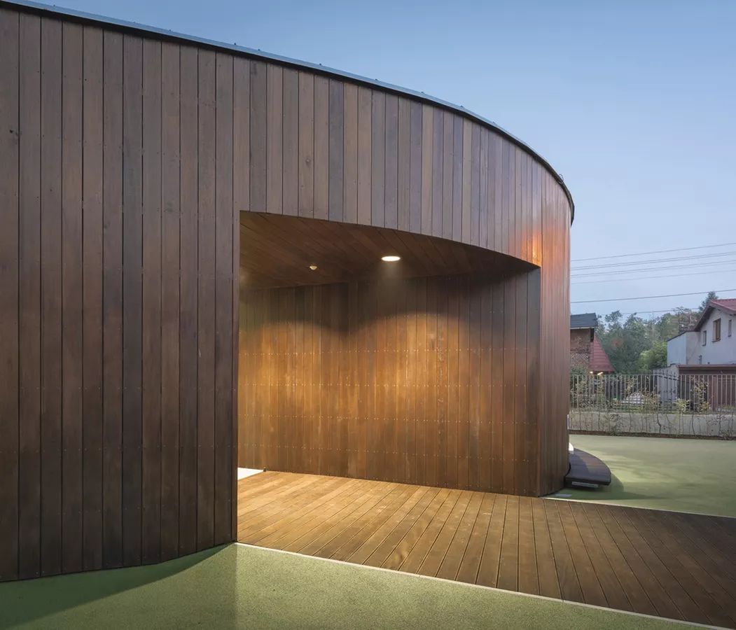 波兰幼儿园 | 犹如漂浮的小岛，鼓励孩子欢快奔跑-7