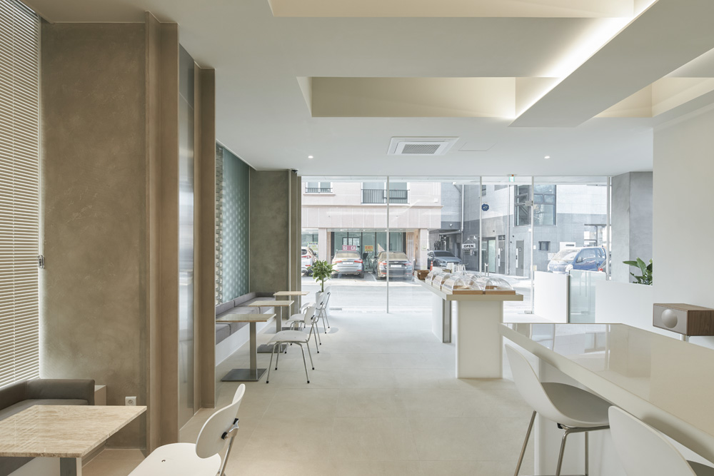 高级白色调的 30 平米现代咖啡厅设计-7