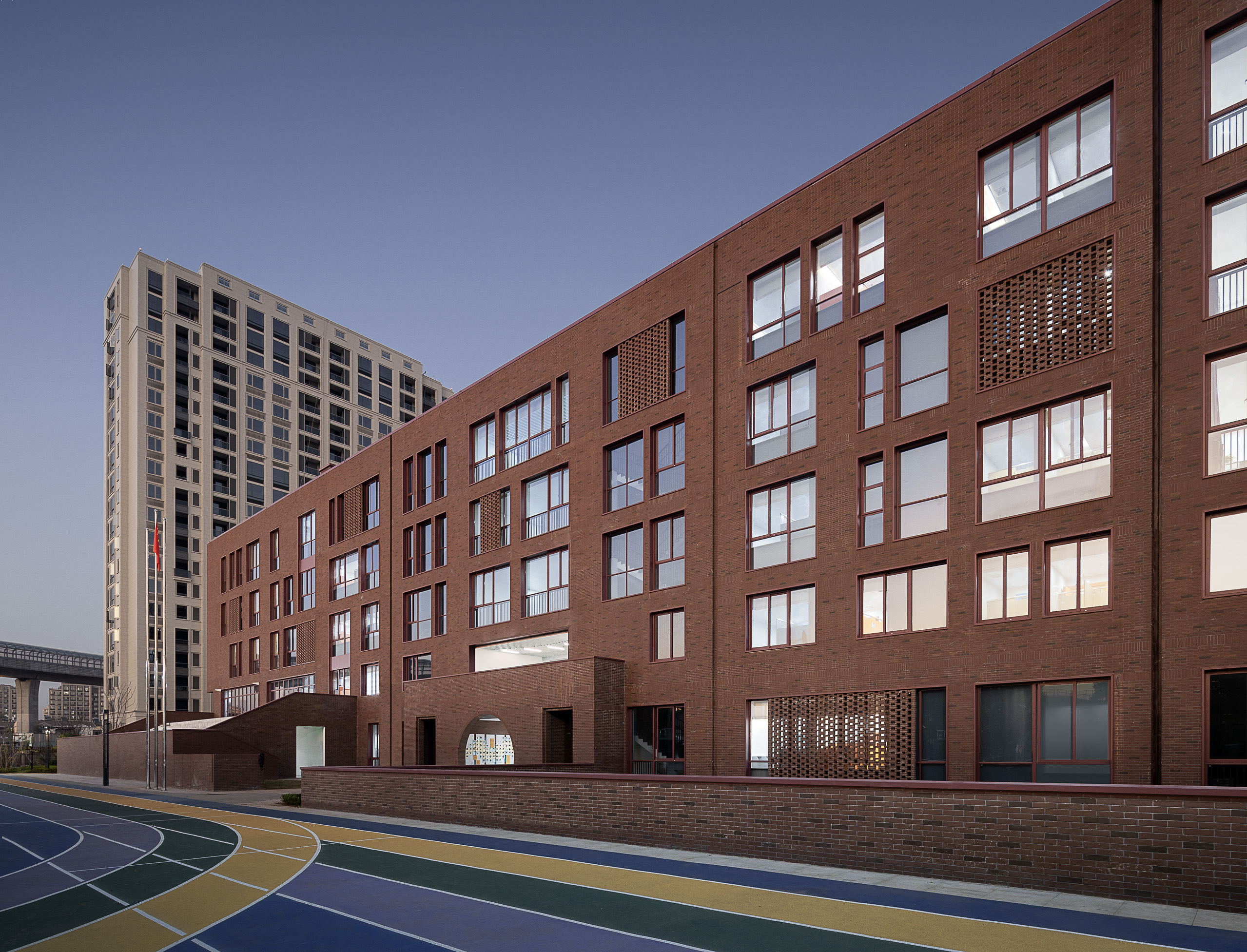 红砖与光影：义乌绣湖小学扩建工程 / 九米设计-14