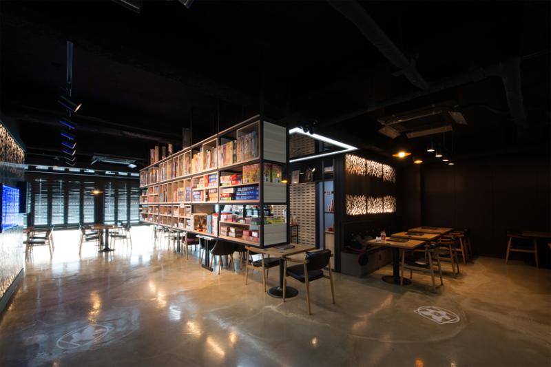 55 平米游戏咖啡厅，明亮灯光下的设计奇迹-3