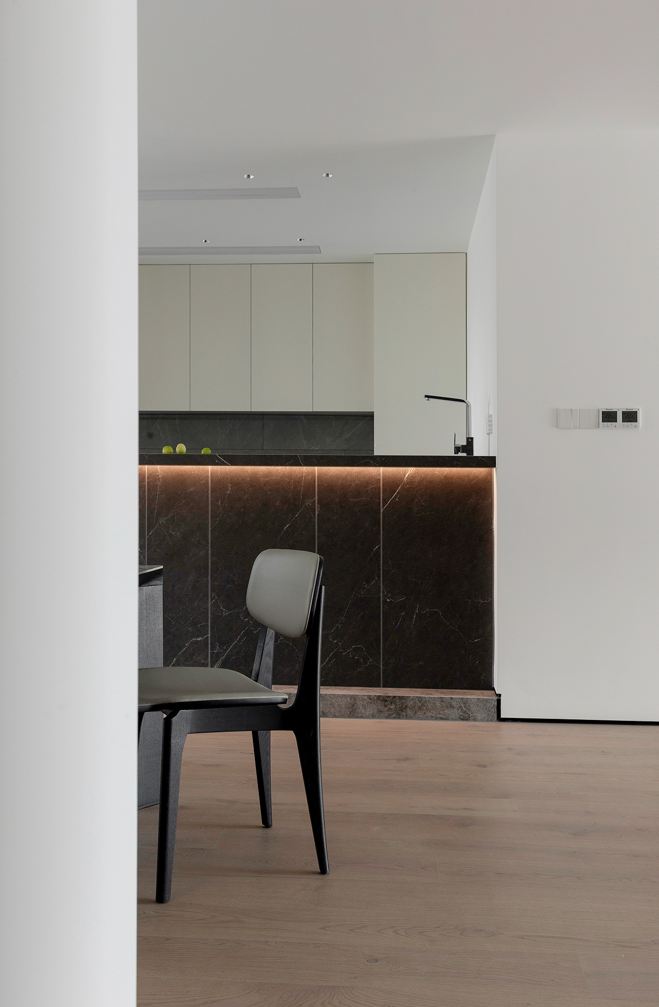 剑桥湾大平层简约空间设计-9