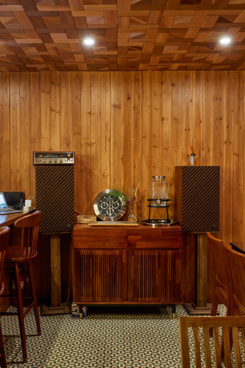 30 平米美食小店，木质元素营造温馨复古风-18