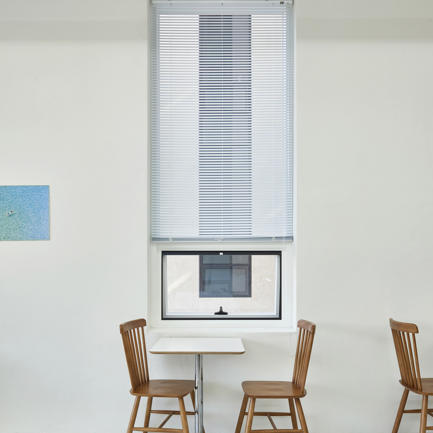 "白色简约设计的 13 平米小空间咖啡厅"-13