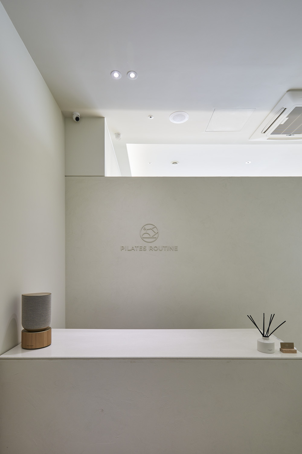 16 坪高级氛围的白色&木纹瑜伽学院室内设计-13