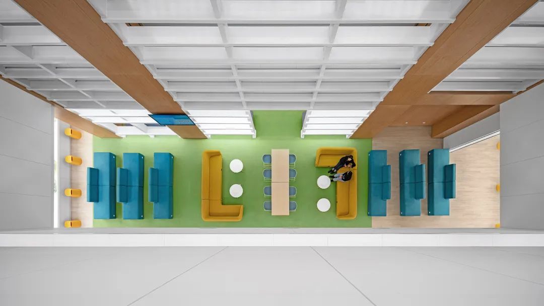 以空间色彩组织流线的市民中心设计-29