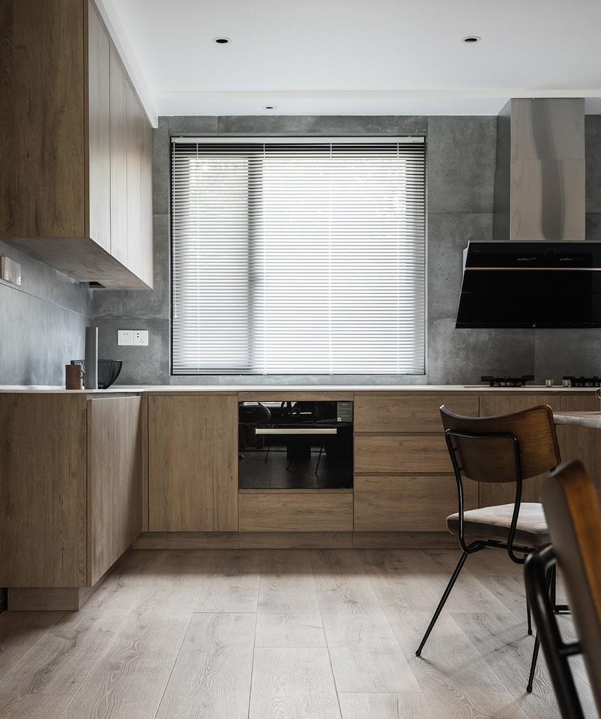 135㎡简约两居,真皮沙发与工业风茶几的完美融合-14