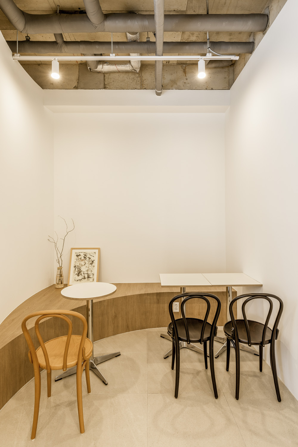 白色木纹，极简 20 平米咖啡厅设计-10