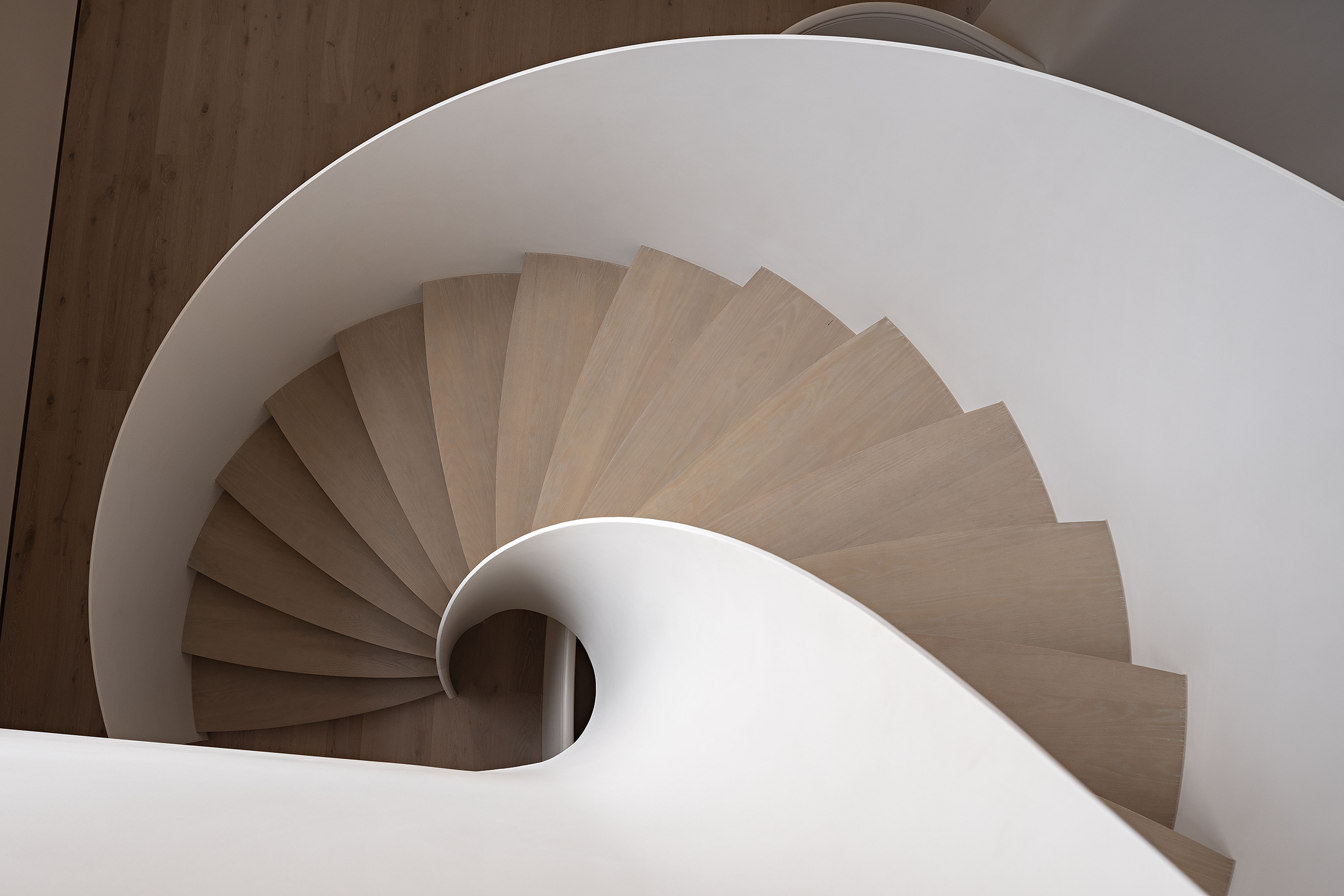 弧形楼梯与旋转楼梯的完美融合·简约别墅设计丨中国丨JSCC 极舍文化创意（上海）有限公司-3