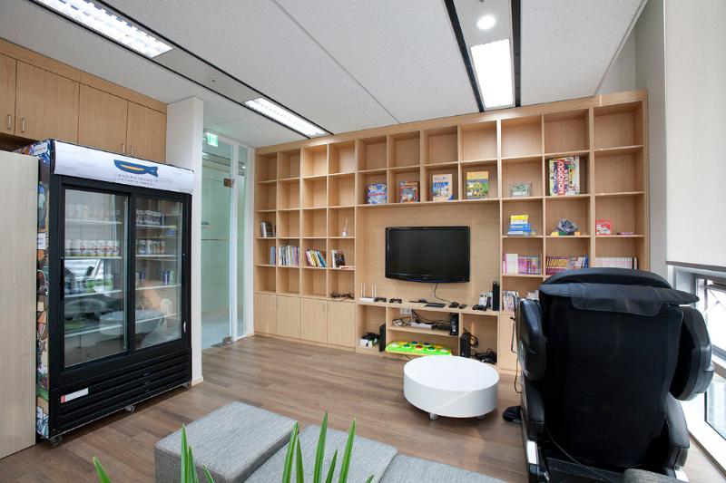 简约清新 150 平米游戏公司办公室设计-7