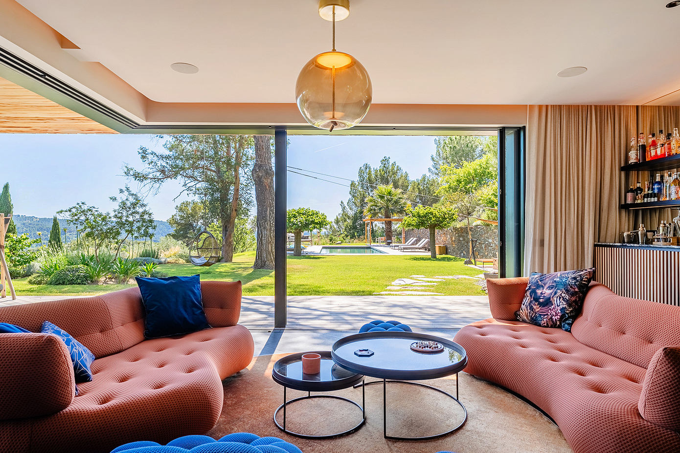 Maison SE: Hillside House Immersed in Light and Provence Views-3