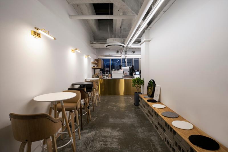 简约风 13 坪咖啡厅，打造温馨空间-2