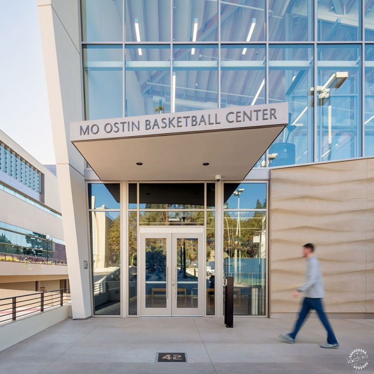 UCLA洛杉磯加洲大學籃球運動場：一個帶有魚鰭狀嵌板與波浪屋頂的建築。 - WEHOUSE-3