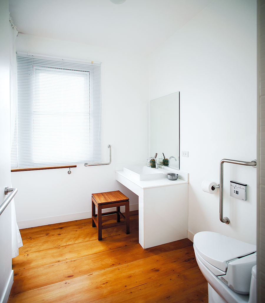 บ้านปูนผสมไม้ สไตล์โมเดิร์นที่เปิดใต้ถุงโล่งแบบไทยๆ-บ้านและสวน-21