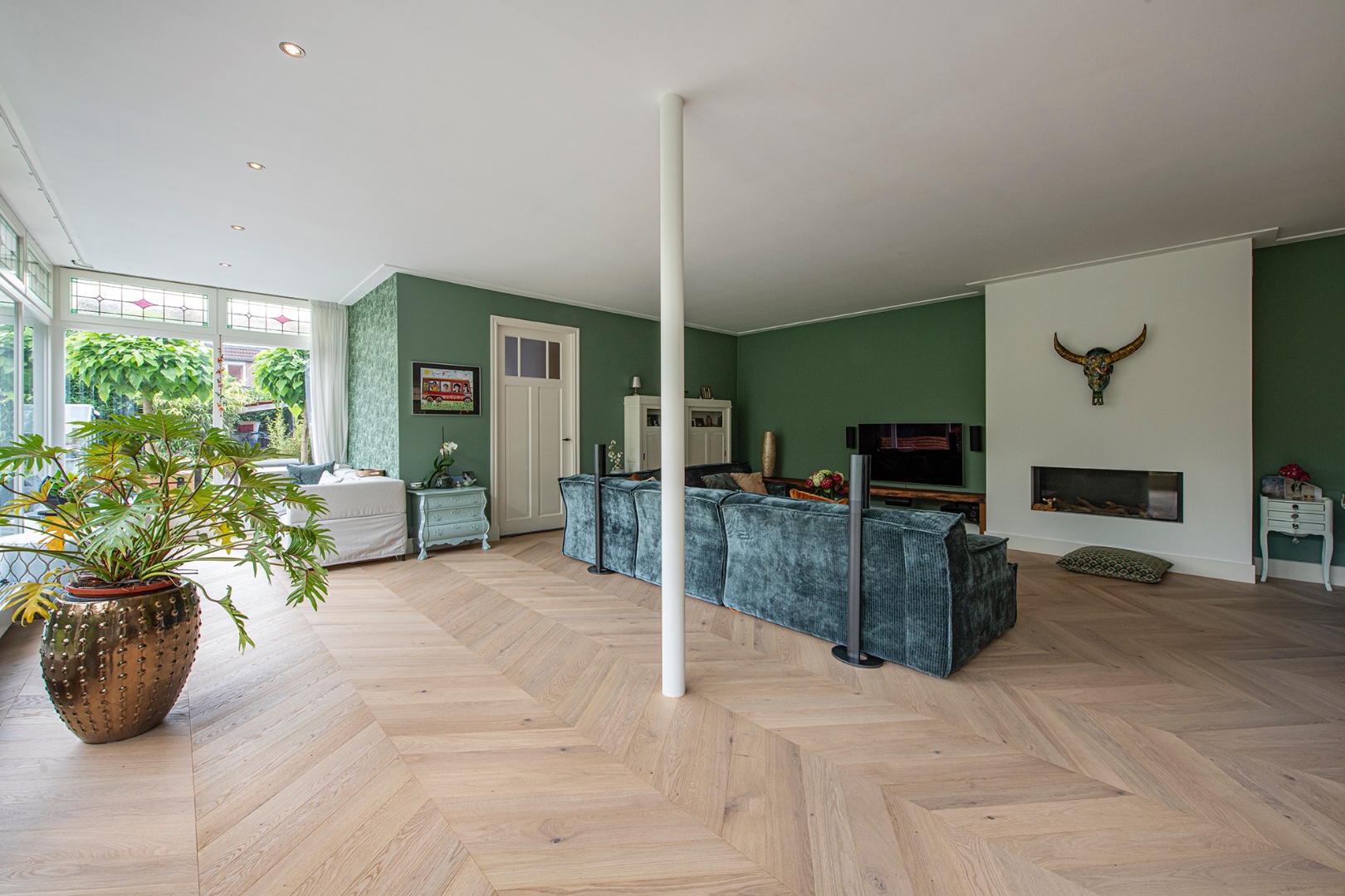 Lichte hongaarse punt in speels interieur-6