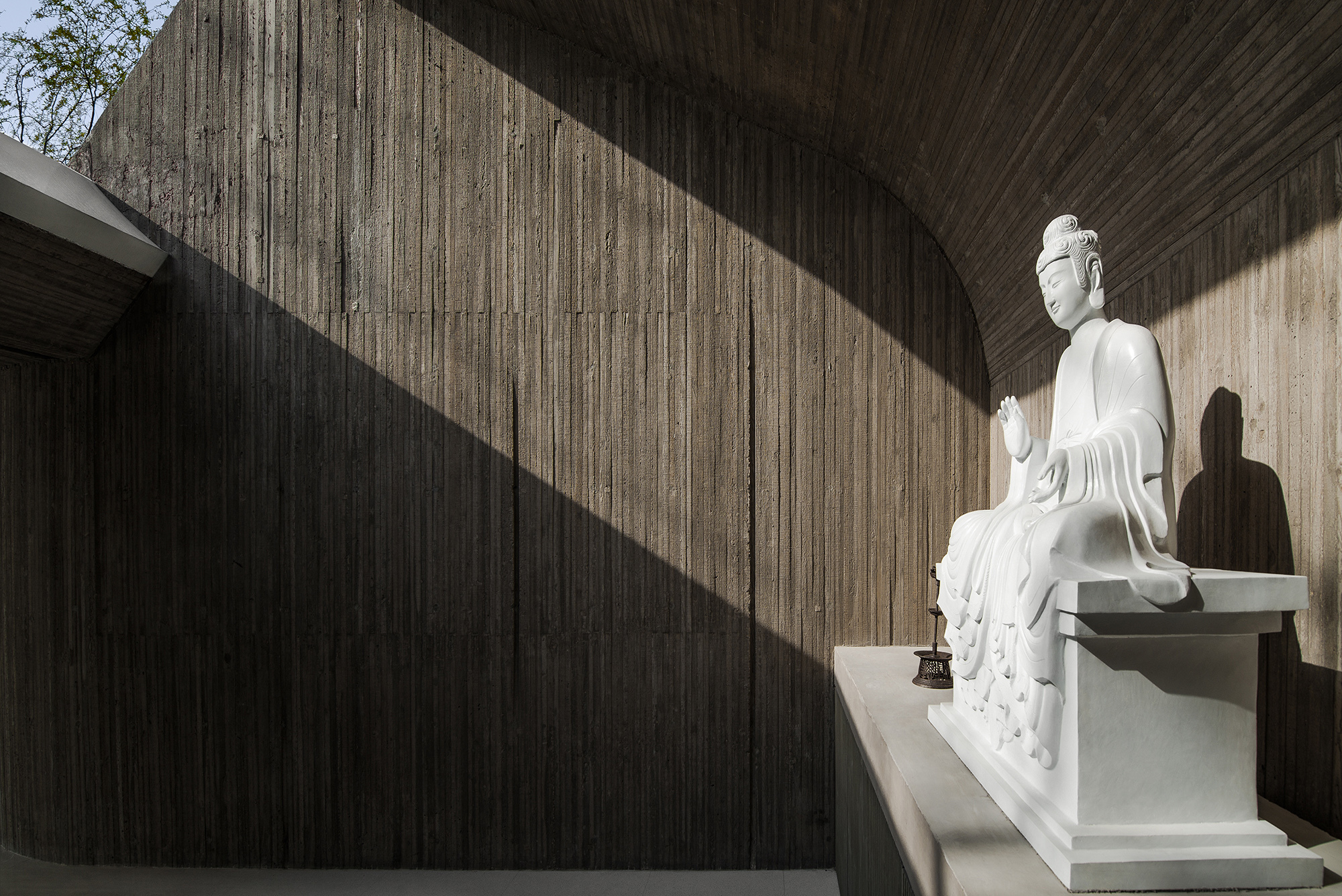 Waterside Buddist Shrine / ARCHSTUDIO-37