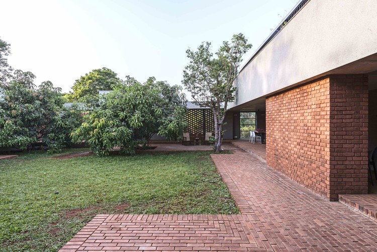 双胞胎别墅 | 红土墙与芒果树的庭院式家园-8