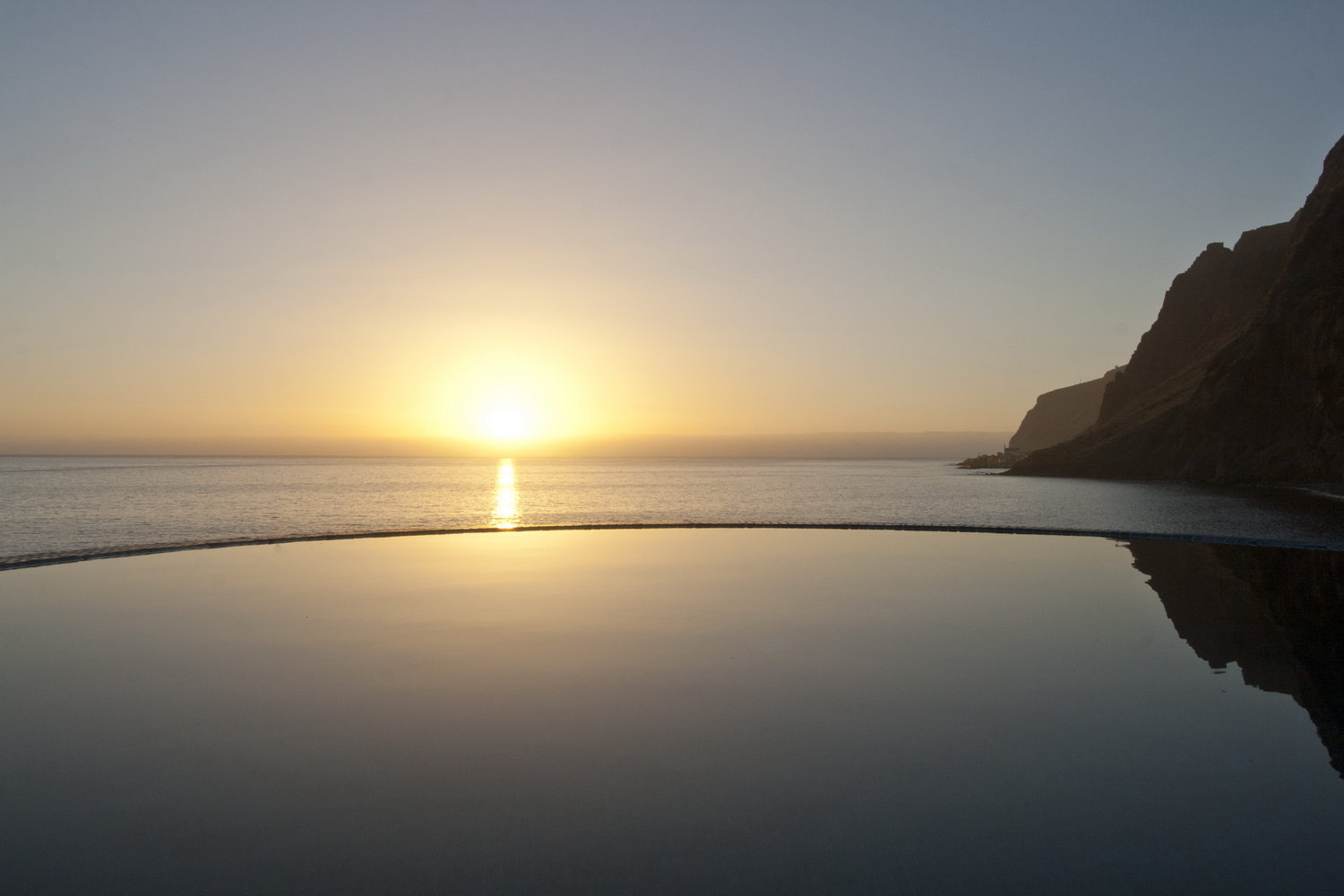 葡萄牙马德拉岛悬崖边的小农舍改造-49