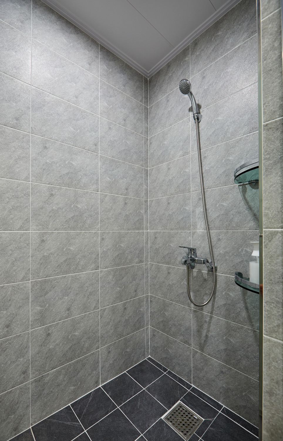 现代时尚的白色&木纹美妆店设计-18