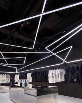 新开的日本商店使用灯光和AR讲述（恐怖的）品牌故事