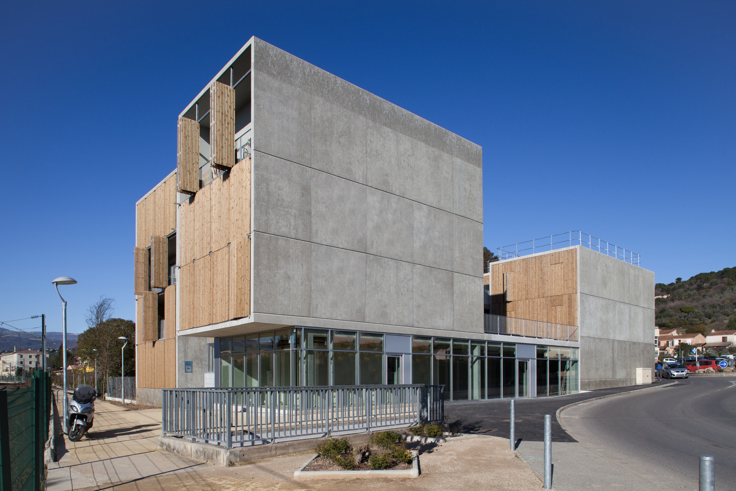 融合绿意的法国 Mouans·Sartou· 社会住宅与商铺设计-49