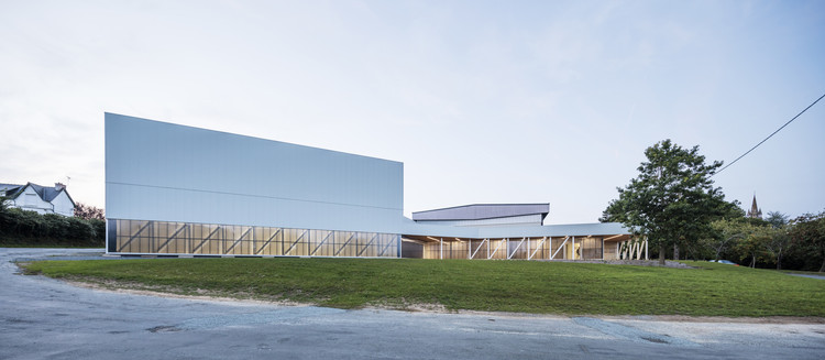 吕克·博格利打造的地形嵌入式体育设施-38