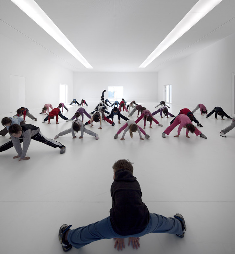 Aires Mateus 打造独特校园空间-17