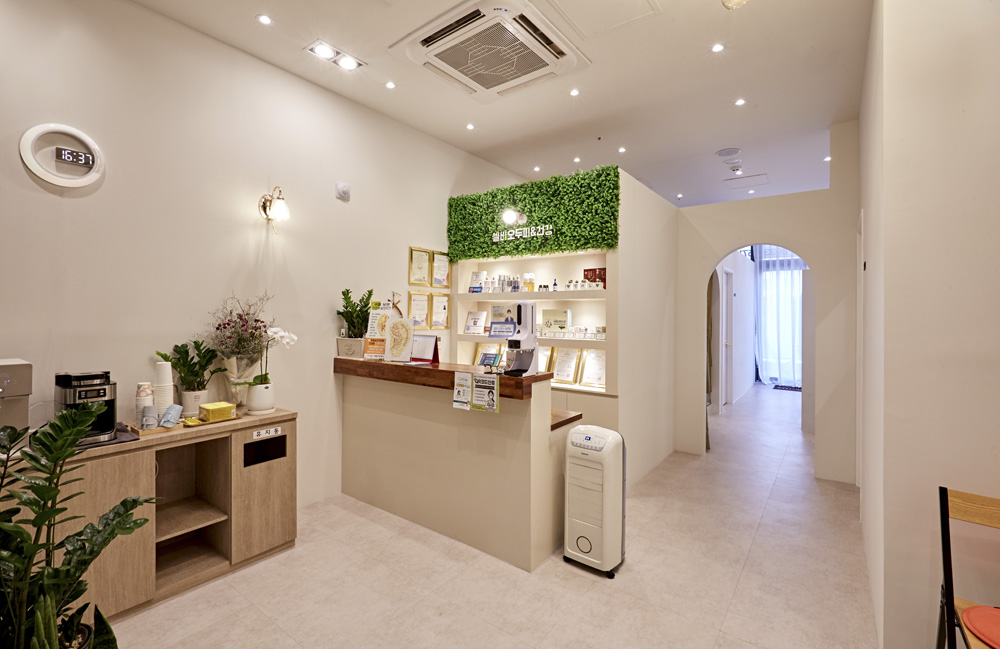 现代简约 15 坪双皮塔中心商空设计-4