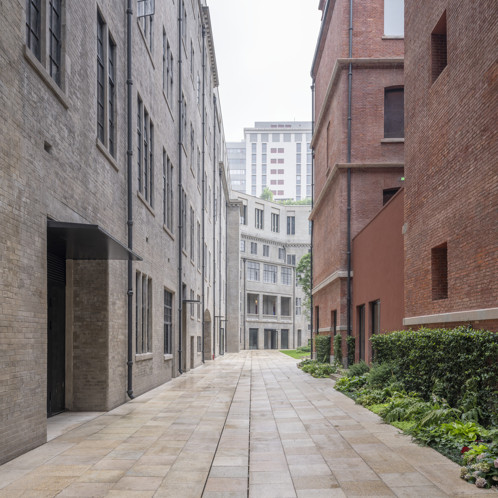 外滩城市规划展示馆广场（注：一般City Hall在国内语境结合外滩场景可能指上海城市规划展示馆，当然若结合具体准确背景有其他所指需相应调整） 丨中国上海-14