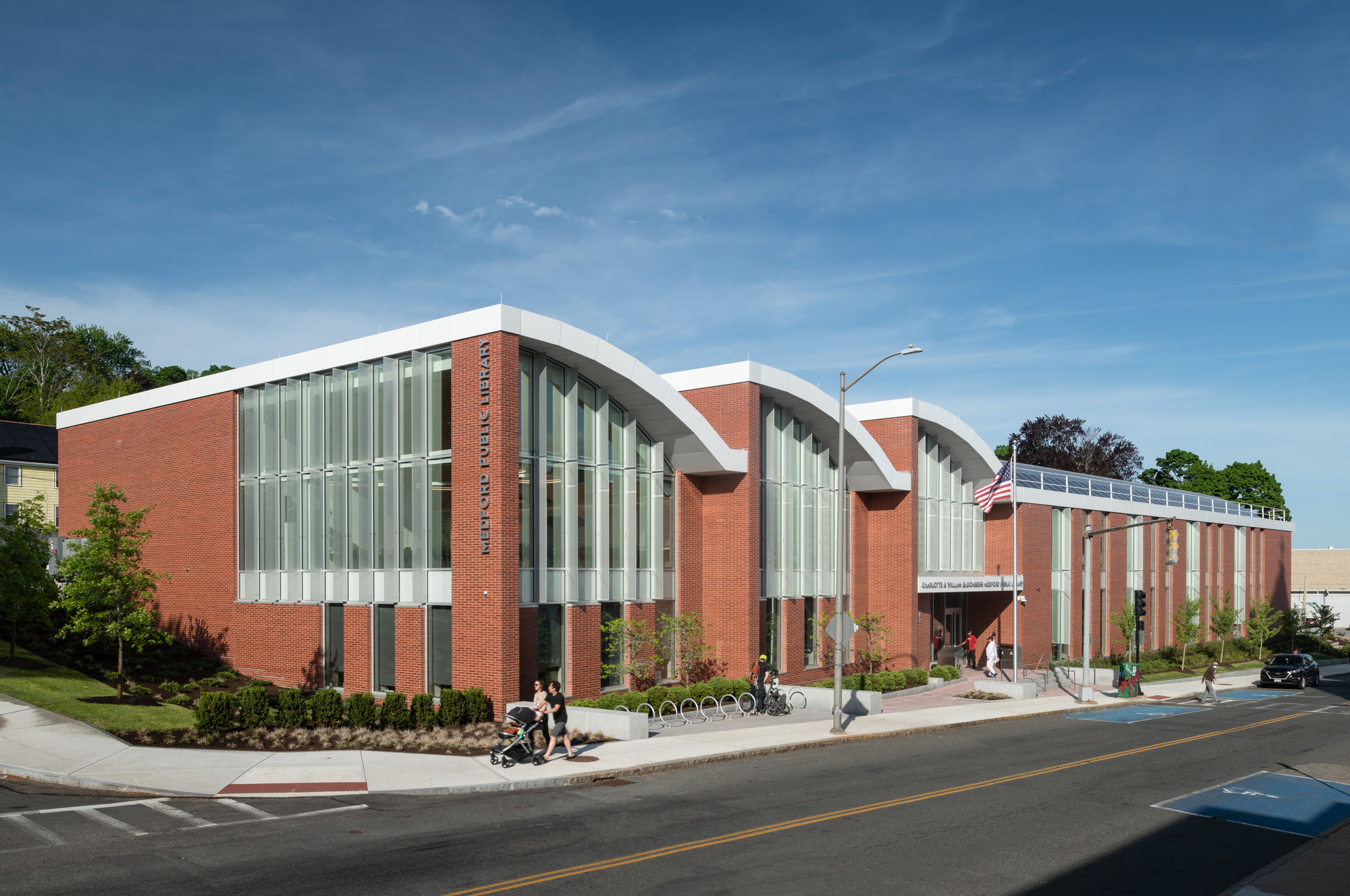 Charlotte & William Bloomberg Medford Public Library / Schwartz/Silver Architects-25