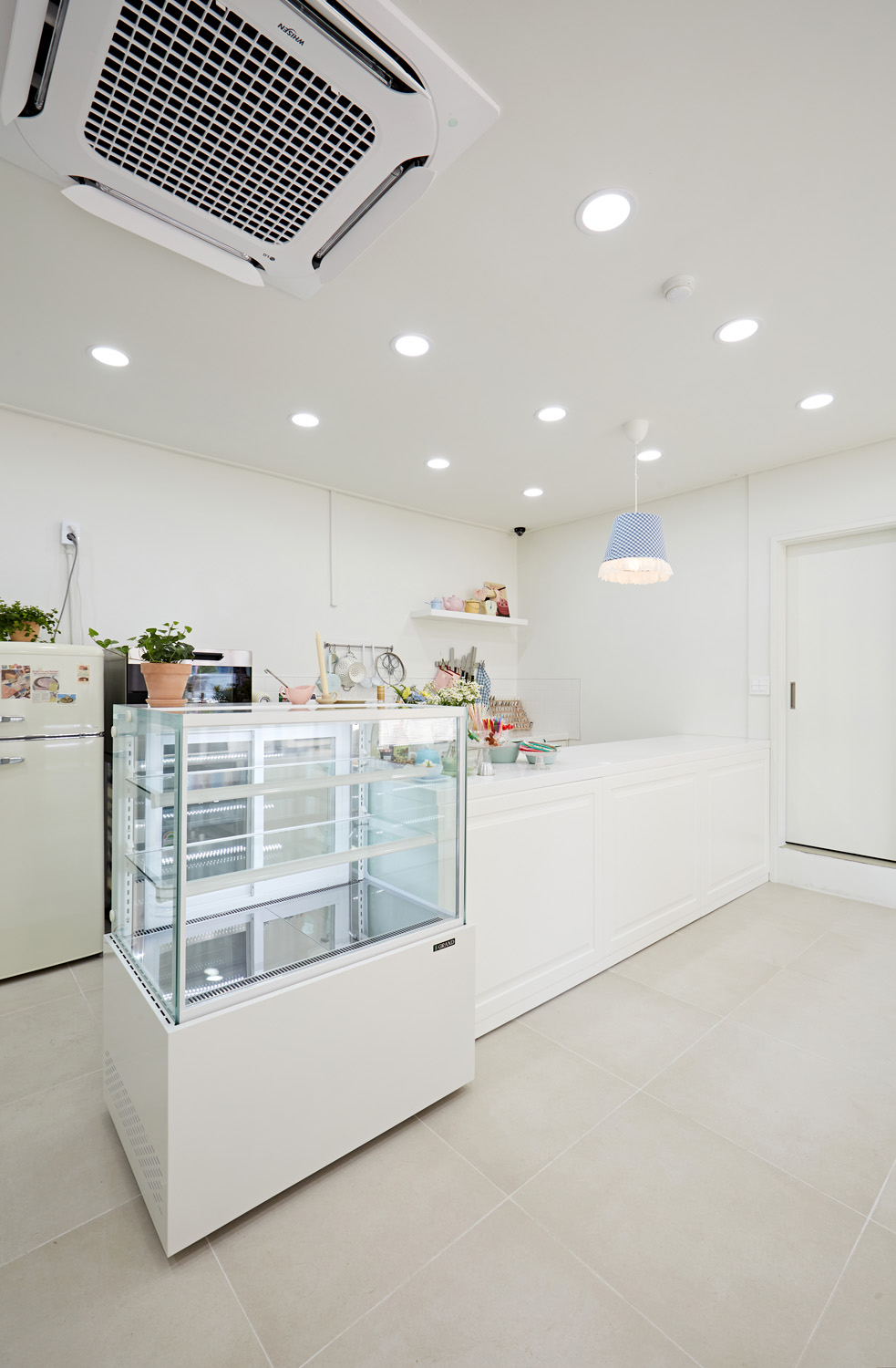 白色简约设计，10 平米小店翻倍吸睛-9