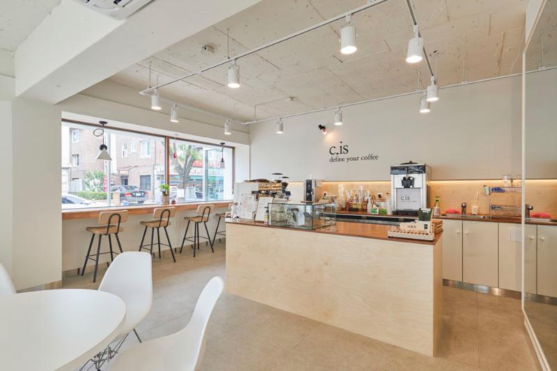 22 坪简约咖啡厅，诠释白色与木质的温馨魅力-6