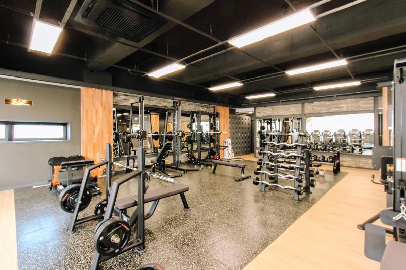 简约 85 坪运动中心设计，黑白色调打造精致空间-4