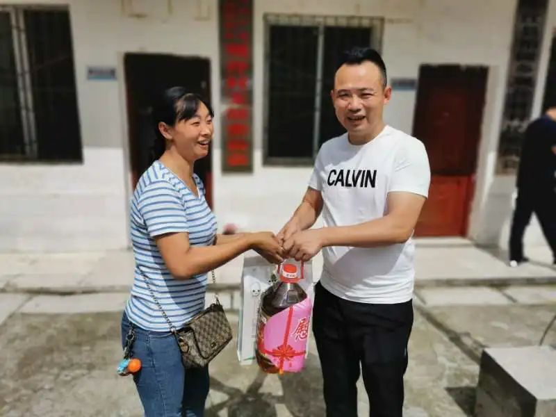 扶贫助困，青藤装饰在路上-1