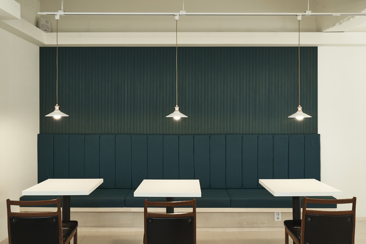 简约设计展现 30 平米咖啡馆室内美学-7