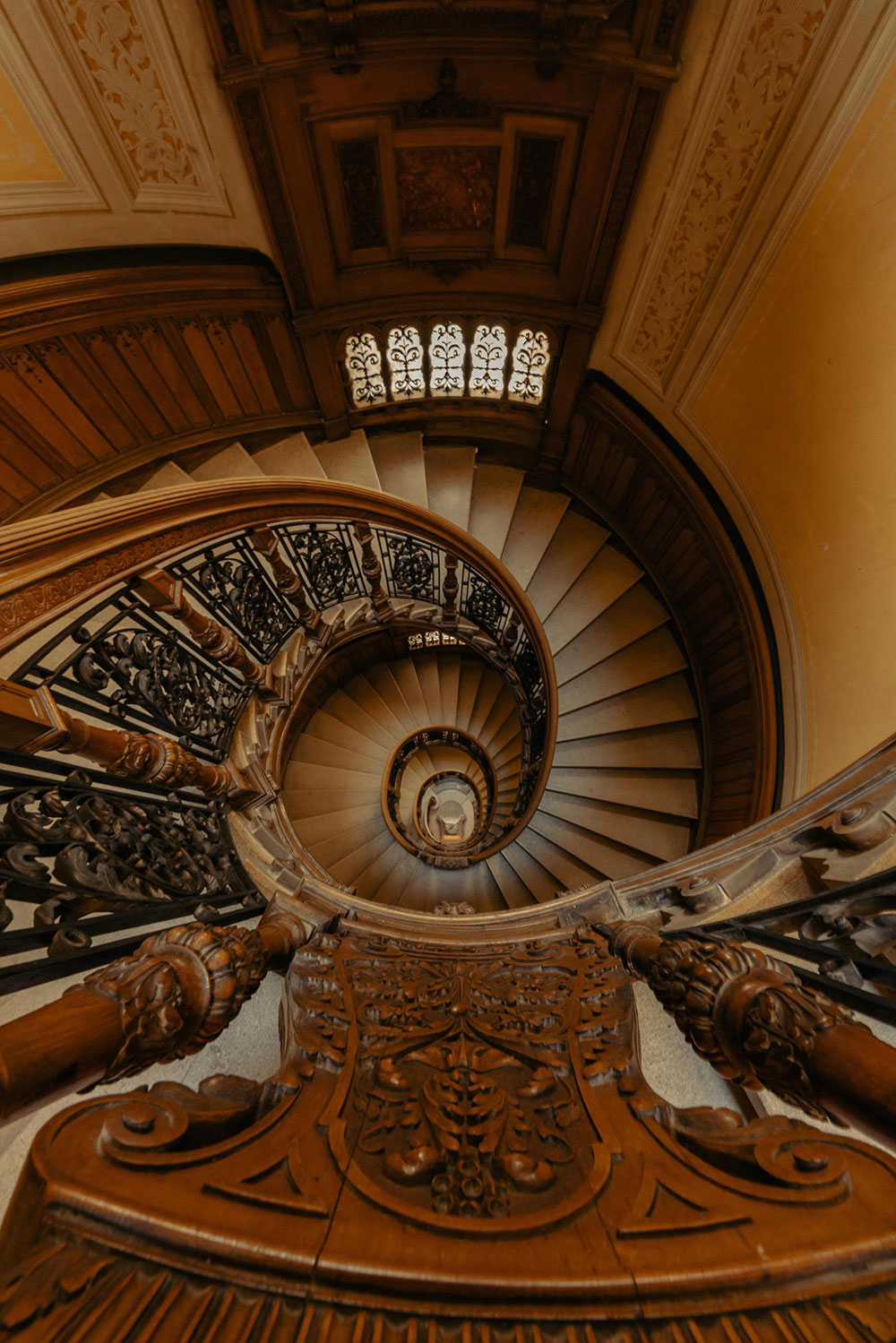 华丽的维也纳公寓,带有红色厨房和复古家具-14