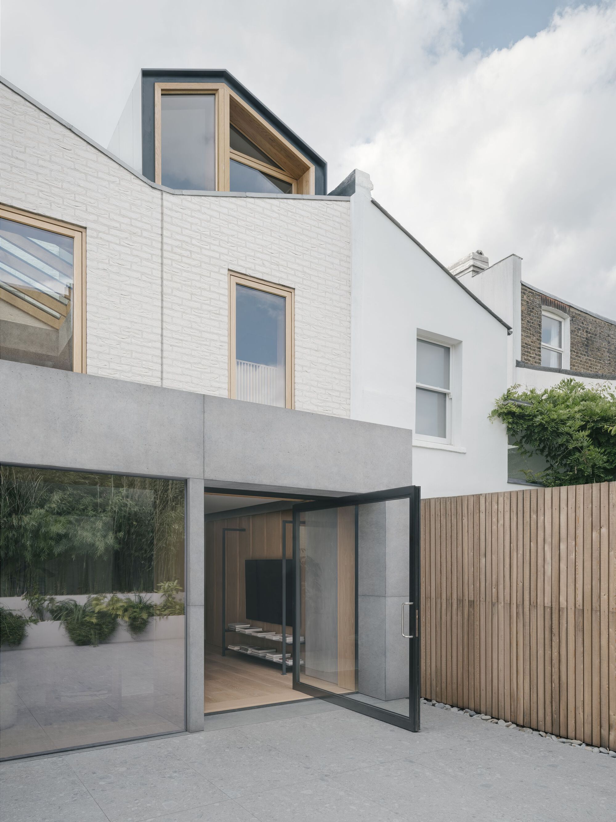 光隙间洒下光影的家庭住宅（注：komorebi是日语外来词，指从树叶缝隙间洒下的阳光） 丨英国伦敦丨ConForm Architects-36