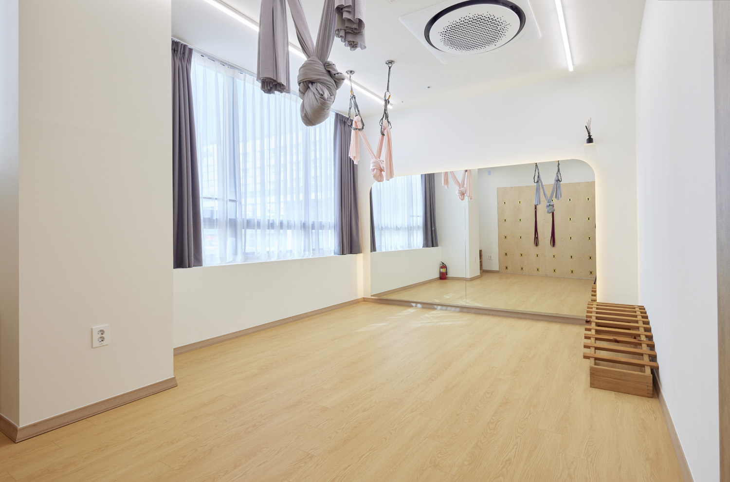 舒适 67 平瑜伽学院，白色与木纹的宁静空间-9