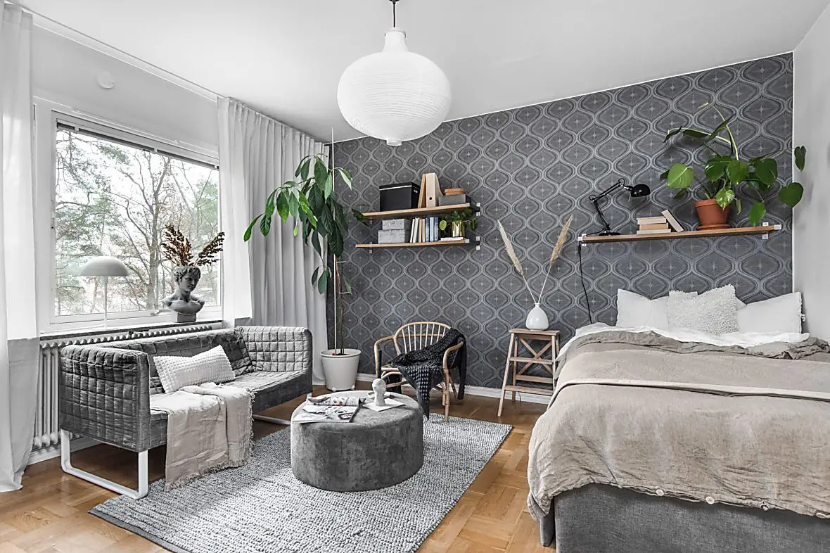 28 平米灰色系公寓，用图案壁纸与藤编家具营造温馨时尚空间-1