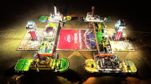 鱼珠隧道首节沉管管节顺利浮运对接-13