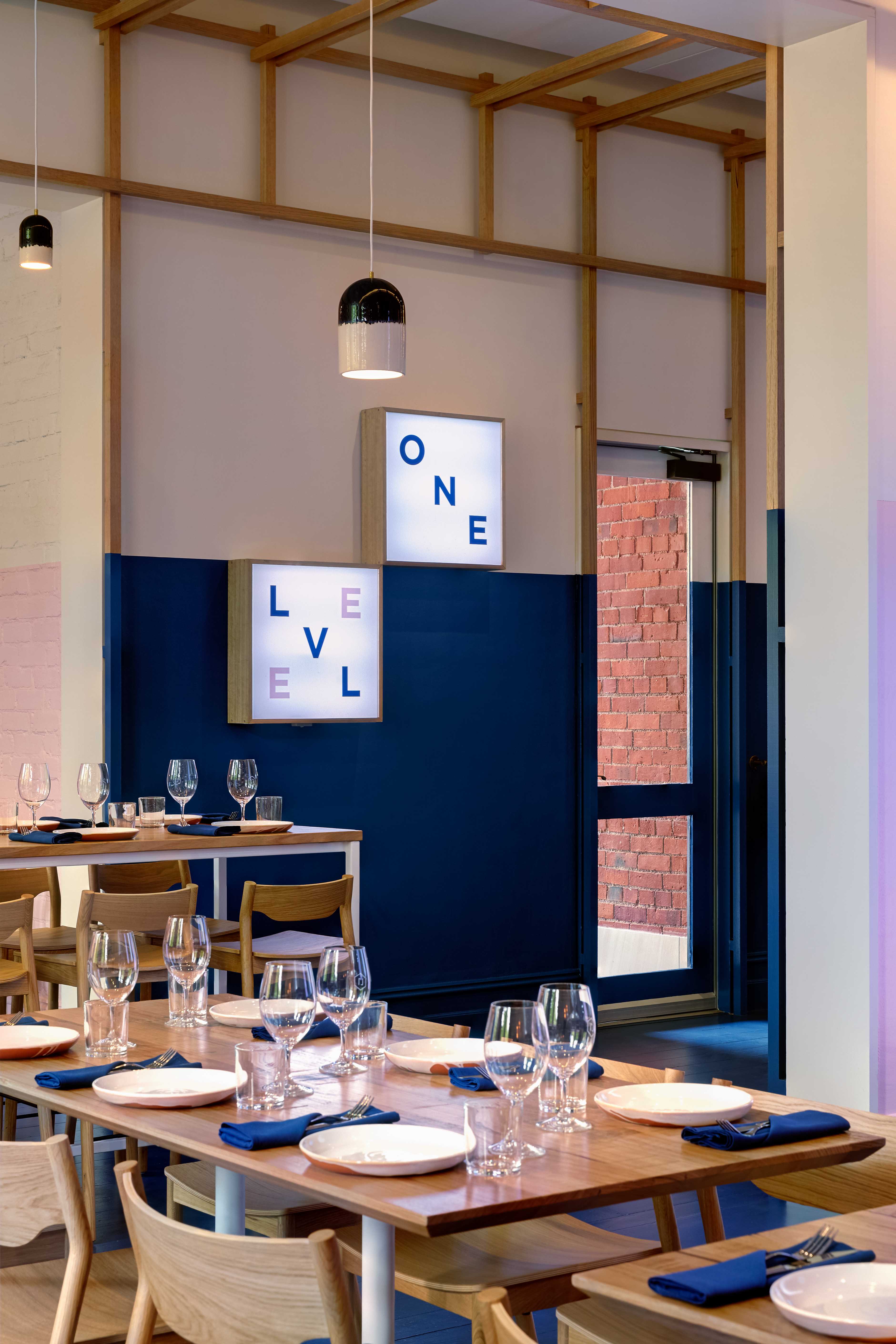 一级空间 | 明亮粉蓝的餐厅设计-4