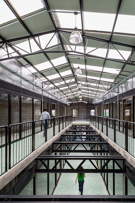 墨西哥城郊区的三角皇冠建筑-7