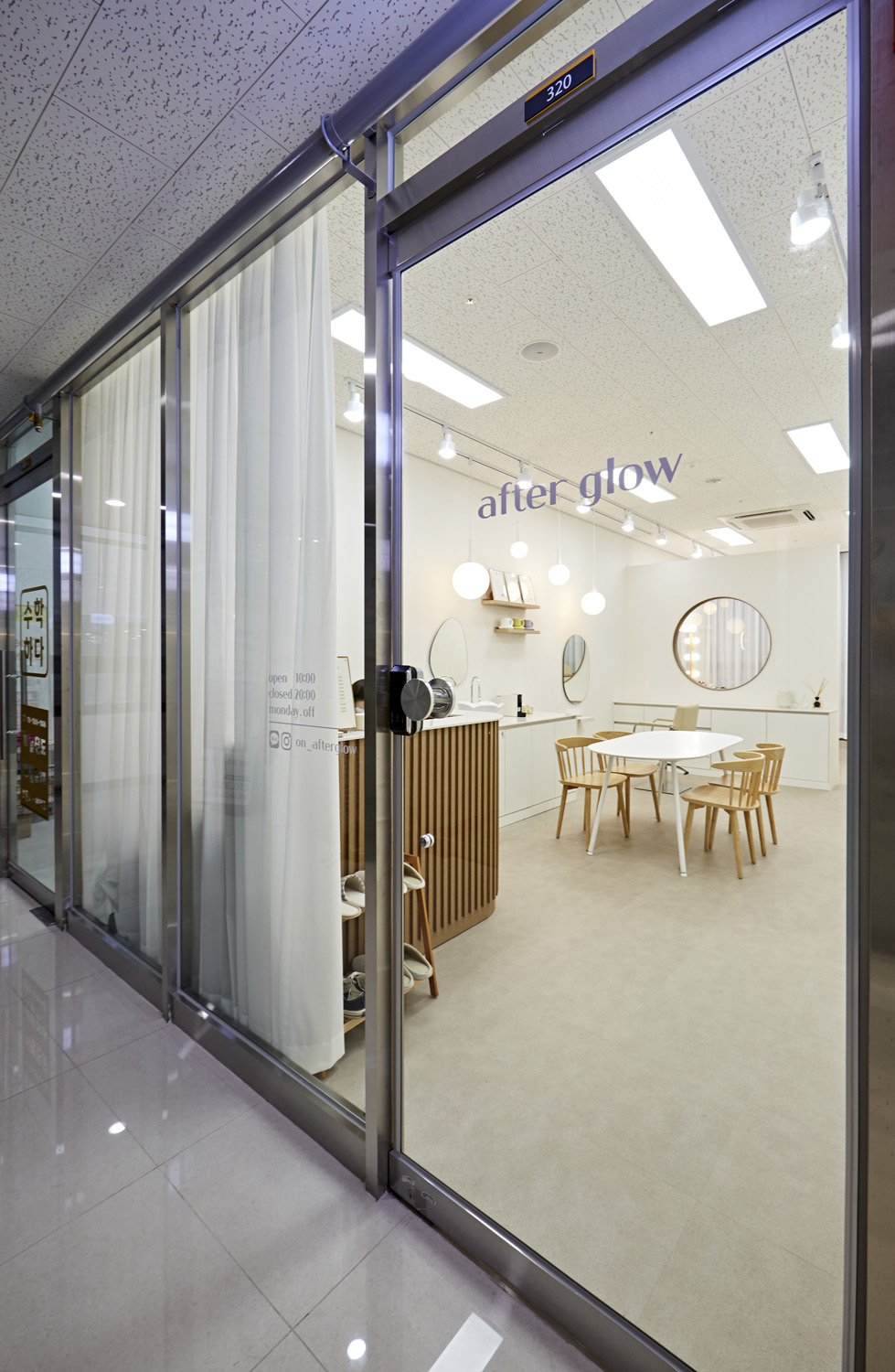 简约风格 10 坪美妆店设计案例-16